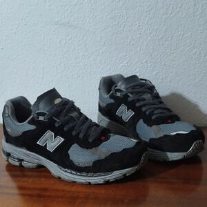 New Balance Men's Black and Gray Sneakers